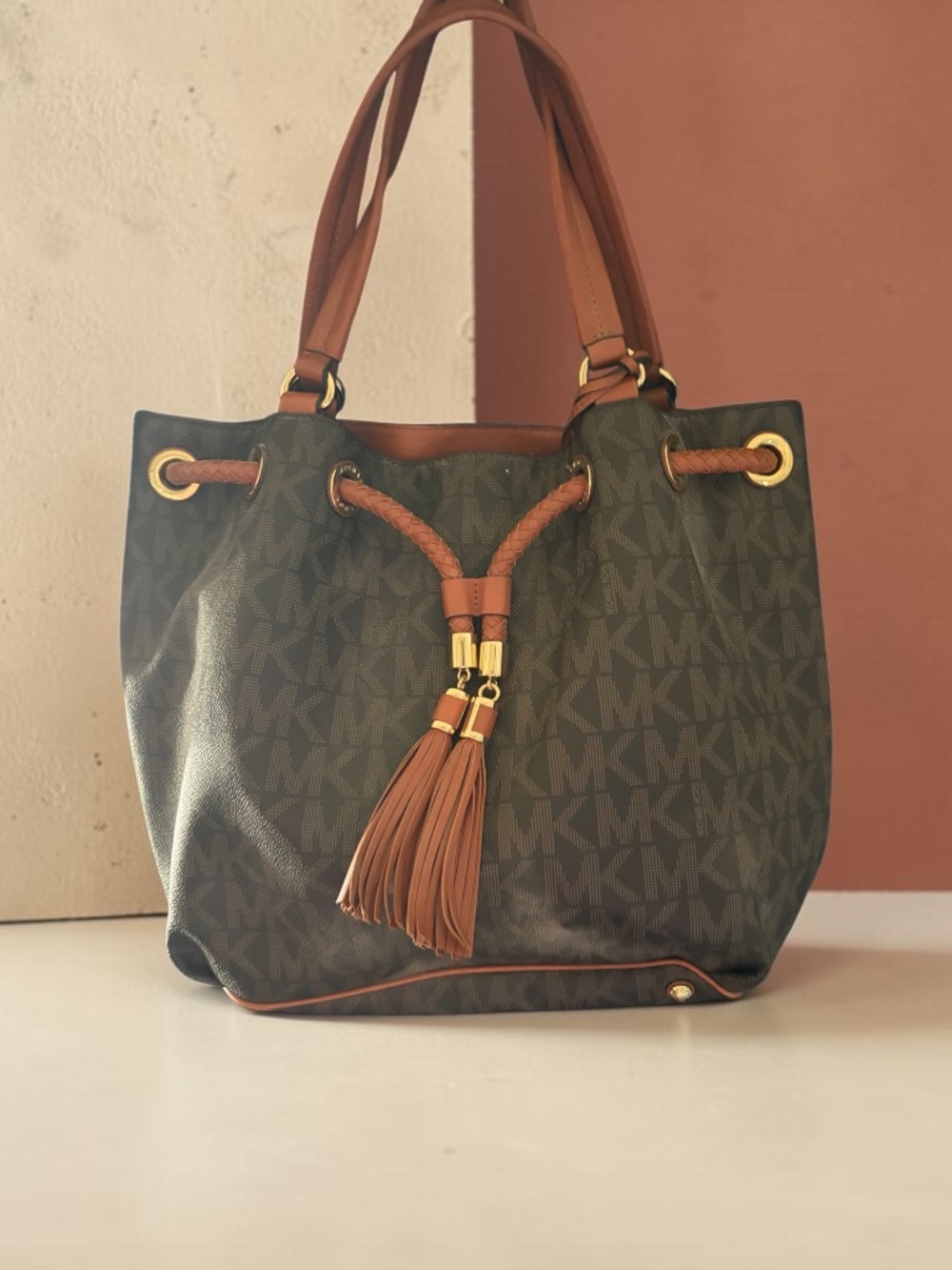 Stylish Michael Kors Buckey Bag